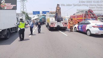 Bus Peziarah Tabrak Truk di Tol Dupak Surabaya, Dua Orang Meninggal Dunia