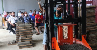 Masyarakat Berpenghasilan Rendah di Surabaya Dilatih Membuat Paving