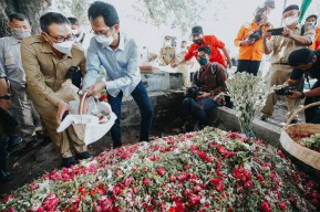 Mertua Wali Kota Surabaya Meninggal Dunia, Surabaya Bertebaran Karangan Bunga
