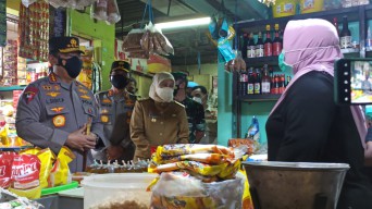 Cek Ketersediaan Minyak Goreng, Kapolri Datangi Pasar Wonokromo Surabaya
