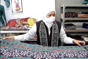 Gubernur Jatim Usulkan Kampung Tenun Ikat  Desa Parengan Lamongan Jadi Desa Devisa