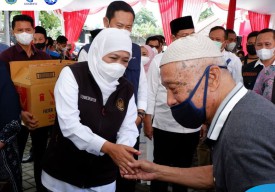 Jawab Kelangkaan Minyak Goreng, Khofifah Gelar Operasi Pasar di Lamongan