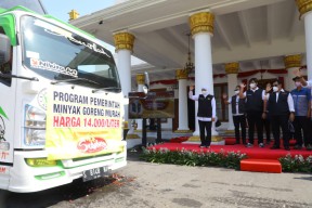 Minyak Goreng 2,7 Juta Liter Disebar di Pasar Tradisional Jatim