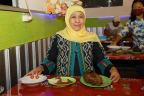 Khofifah Kesengsem Ikan Asap Segar Khas Dringu Probolinggo