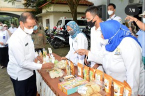 Peringati Hari Pers, PWI dan Pemkab Lamongan Berikan Legalitas P-IRT Gratis