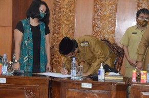 Gus Muhdlor Teken MoU Kerjasama Pengelolaan Parkir dengan PT. ISS, Target Maret Tuntas di DPRD