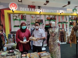 Stand IKM Sidoarjo Menangi Stand Aneka Ragam Produk pada Batik Bordir Aksesoris Fair
