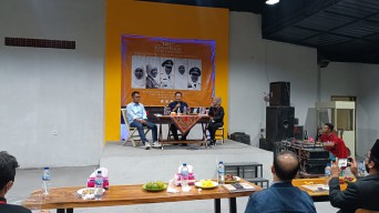 Bupati YES Hadiri Diskusi Bedah Buku "IBU" KHOFIFAH INDAR PARAWANSA