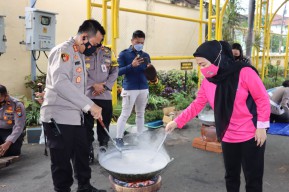 Polres Pacitan Produksi Minyak Goreng, Dibagikan Gratis Kepada PKL