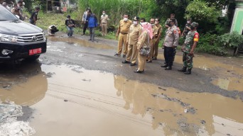 Tanggapi Keluhan Warga Soal Jalan Berlubang, Bupati Maryoto Turun Tangan