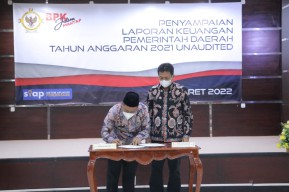Pemerintah Kabupaten Gresik Serahkan LKPD 2021 Ke BPK Jatim