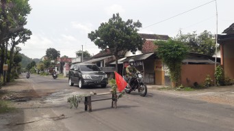 30 Persen Jalan Tulungagung Rusak, Warga Perbaiki Sendiri