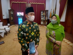 Muslimat NU Jatim Serahkan Bantuan 4 M Untuk Lumajang