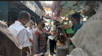 Cek Ketersediaan Minyak Goreng, Kapolri Sidak ke Pasar Minggu