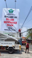 Belum Bayar Pajak, BPPD Sidoarjo Tutup Tiga Reklame di Sukodono