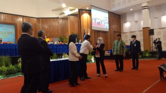 Kuliahkan 1.000 Lebih Pegiat Desa, Bupati Bojonegoro Diberikan Penghargaan Menteri Desa
