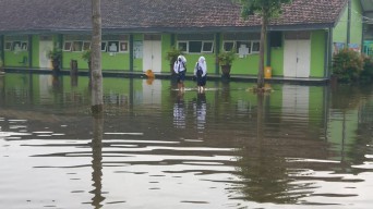 Halaman Sekolah Banjir, Pelajar  SMP di Tulungagung Belajar Secara Online