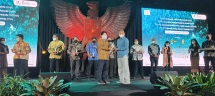 Smelting Magazine Kembali Dapat Penghargaan Gold Winner Kategori Inhouse Magazine dari SPS
