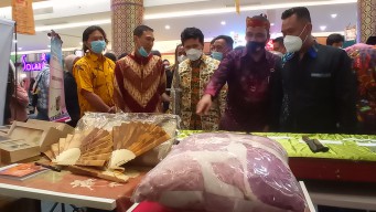 Komunitas Ecoprint Binaan Smelting Pamerkan Produknya di Ajang Festival Ekonomi Kreatif