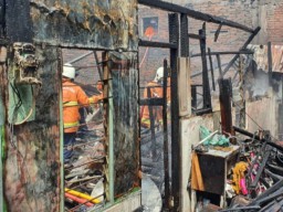 Diduga Tabung LPG Bocor, Dua Rumah di Surabaya Ludes Terbakar