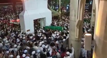 Gresik Berduka, Lautan Manusia Mengantarkan Jenazah Almarhum KH Muchtar Djamil ke Peristirahatan Terakhir