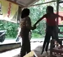 Viral Dua Perempuan Rebutan Cowok, Netizen Yakini Sosok Lelakinya Bak Leminho