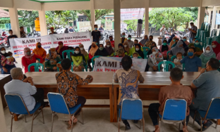 Emak-emak di Sidoarjo Demo Tolak Pendirian Minimarket