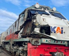 Dua Truk Ditabrak Kereta Api KRD Cepu-Surabaya di Lamongan