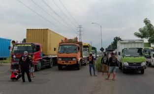 Protes Zero ODOL, Komunitas Sopir Logistik Bagi Selebaran Mogok Nasional