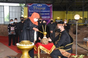 Gubernur Khofifah Lakukan Prosesi 'Mendhet Tirto lan Siti' di Bumi Majapahit untuk IKN