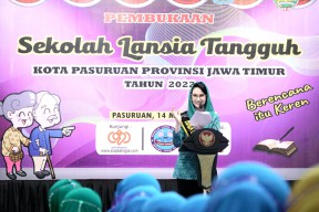Arumi Bachsin Buka Sekolah Lansia Tangguh di Kota Pasuruan
