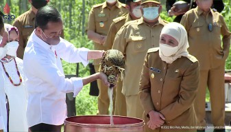 Gubernur Khofifah Satukan Tanah dan Air dari Majapahit di Kendi Nusantara