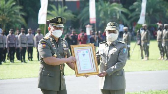 Beri Dukungan Kinerja Satpol PP, Gubernur Khofifah Dapat Penghargaan dari Kemendagri