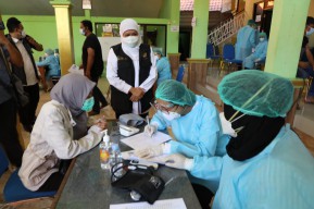 Pandemi Gugurkan Banyak Perawat, Khofifah : Terima Kasih Atas Cinta, Dedikasi dan Pengorbanannya