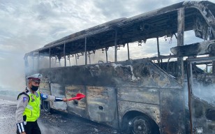 Lagi Bus Peziarah Kecelakaan di Tol,  Kali Ini Bus Mubarok Terbakar di Ruas Pandaan