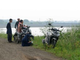 Sambut Ramadhan, Warga Korban Lumpur Lapindo Ziarah Kubur dari Atas Tanggul