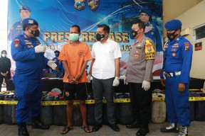 Polda Jatim Amankan 4,5 Ton Solar dan Pertalite Subsidi di Pelabuhan Dungkek Sumenep