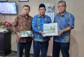 PT Smelting Salurkan Bantuan 1.500 Sarung ke Pemkab Gresik