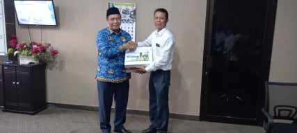 Wilmar dan Industri Gresik Serahkan 9.000 Sarung Tenun Ke Pemkab