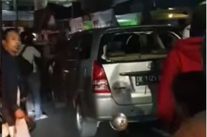 Diduga Mesum Dalam Mobil, Innova Kabur dari Kejaran Polisi Hingga Tabrak Pemotor dan Berakhir Dikepruk Massa Depan Mall Dinoyo Malang