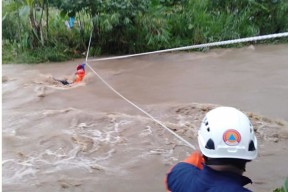 Terjebak Banjir Bandang, Dua Pdmancing Diselamatkan Tim SAR Blitar