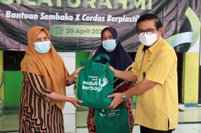 Petrokimia Gresik Berbagi Sekaligus Edukasi Lawan Sampah Plastik
