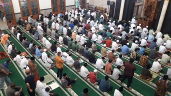 Ibadah di Masjid Tulungagung Tak Lagi Terapkan Jaga Jarak