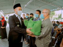 Bersama Pemkab Gresik, PT Smelting Serahkan Beras Kepada 350 Sopir Angkot, Ojol dan Kusir Dokar