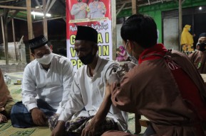 Mewujudkan Herd Immunty, Polres Gresik Vaksinasi Santri Usai Salat Tarawih