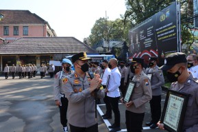 Berhasil Selamatkan Tahanan dari Percobaan Bunuh Diri, Kasat Tahti Polresta Malang Terima Penghargaan