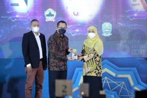 Gubernur Khofifah Raih 3 Penghargaan di Ajang Adinata 2022 Karena Galakkan Ekonomi Syariah