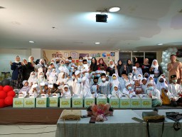 Gelar Bakti Sosial, Yayasan Jumat Berkah Lamongan Berbagi dengan Anak Yatim
