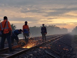 Tingkatkan Keselamatan Hingga Kehandalan Perjalanan Jelang Lebaran, Daop 7 Lakukan Perbaikan Rel