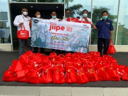 JIIPE Salurkan Paket Sembako Untuk Warga di 8 Desa Sekitar Kawasan